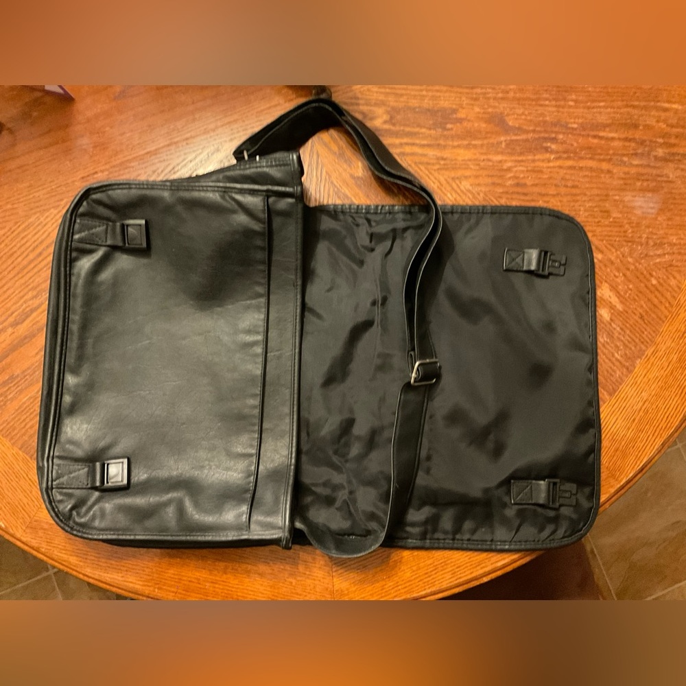 Multi Pocket Durable Vegan Faux Leather Silver Hardware Active Cary Bag! - Picture 12 of 16